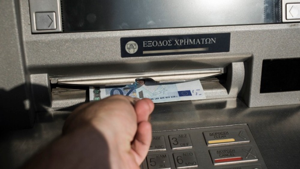 Αλλάζουν από σήμερα οι χρεώσεις για τις αναλήψεις μετρητών από ATM