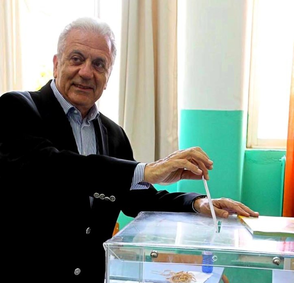 Στο Παγκράτι ψήφισε ο Δημήτρης Αβραμόπουλος (ΦΩΤΟ)