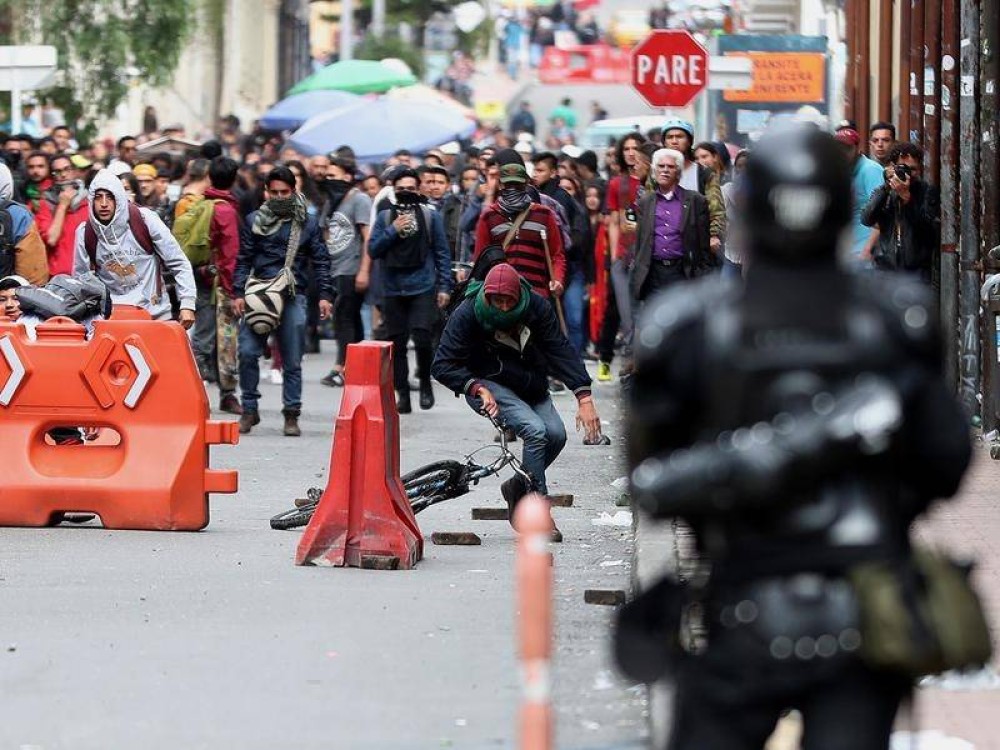 Κολομβία: Μεγάλες και επεισοδιακές διαδηλώσεις εναντίον του Προέδρου Ντούκε