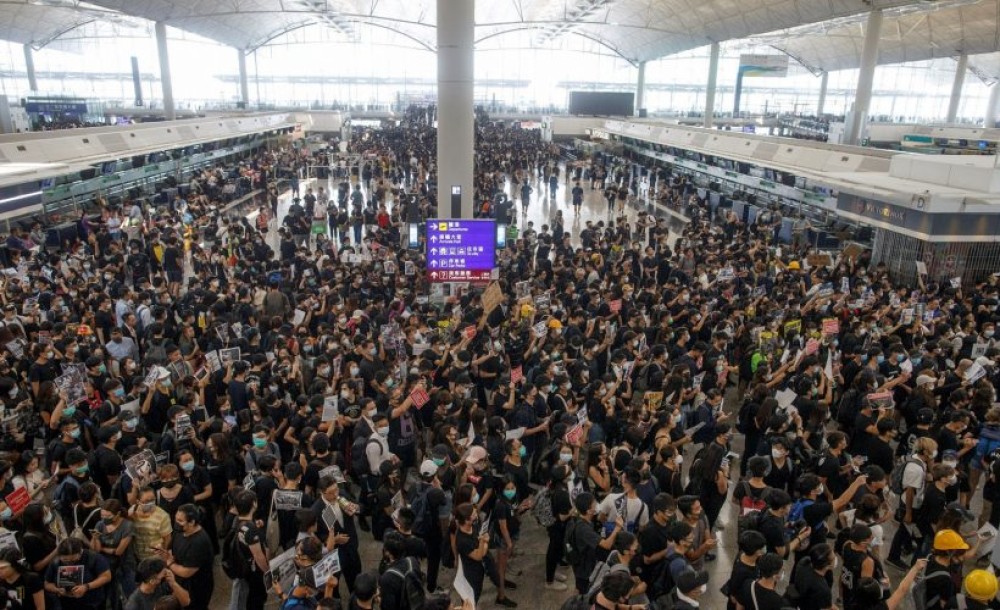 Χονγκ Κονγκ: «Η βία θα οδηγήσει σε δρόμο χωρίς επιστροφή», προειδοποιεί η Κάρι Λαμ