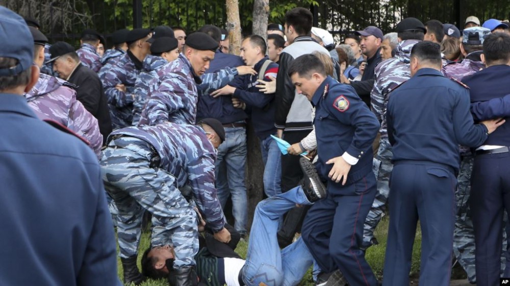 Καζακστάν: 500 συλλήψεις ανημέρα των εκλογών, που κέρδισε ο Τοκάγεφ