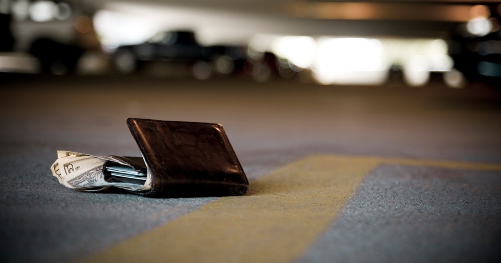 Το 55% των Ελλήνων επιστρέφει χαμένο πορτοφόλι με χρήματα