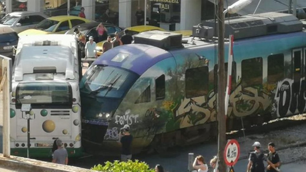 Σύγκρουση λεωφορείου με συρμό του προαστιακού στη Λιοσίων (upd)
