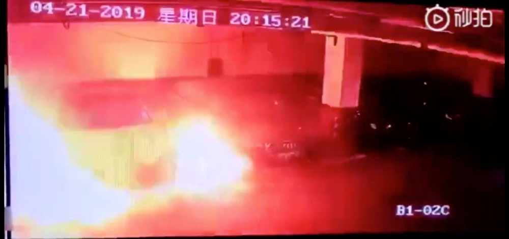 Αυτοκίνητο πήρε φωτιά σε πάρκινγκ στη Σαγκάη (vid)