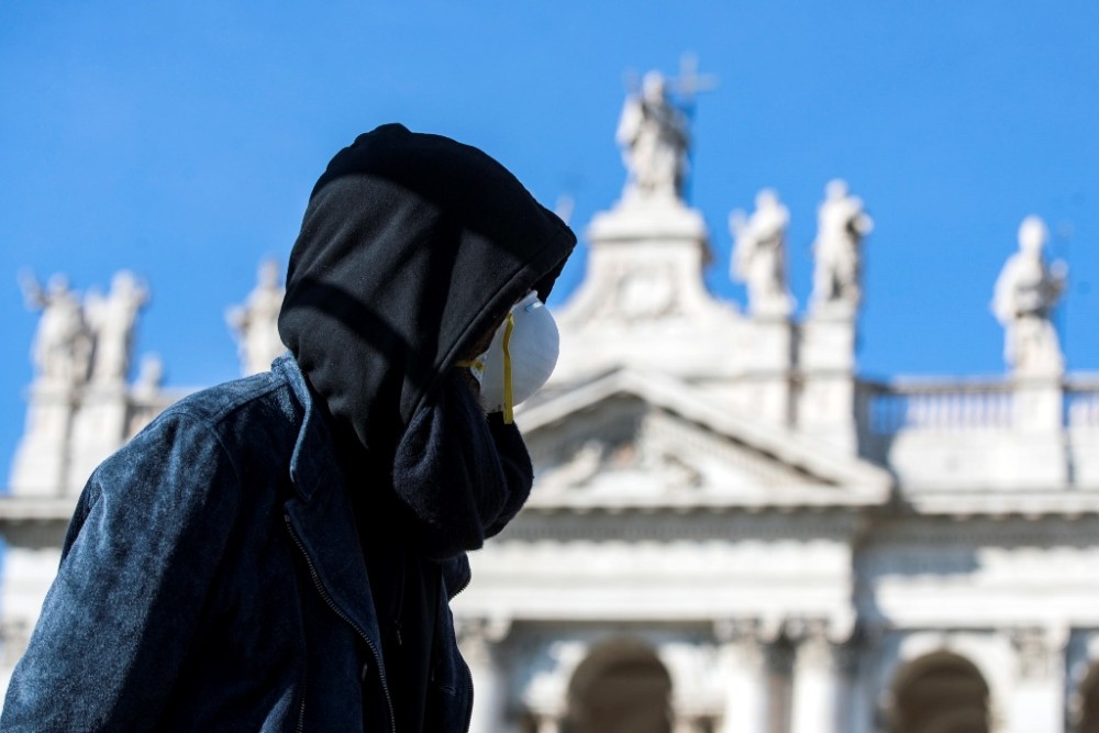 Ιταλία: Υποχρεωτική η μάσκα και στους ανοικτούς χώρους