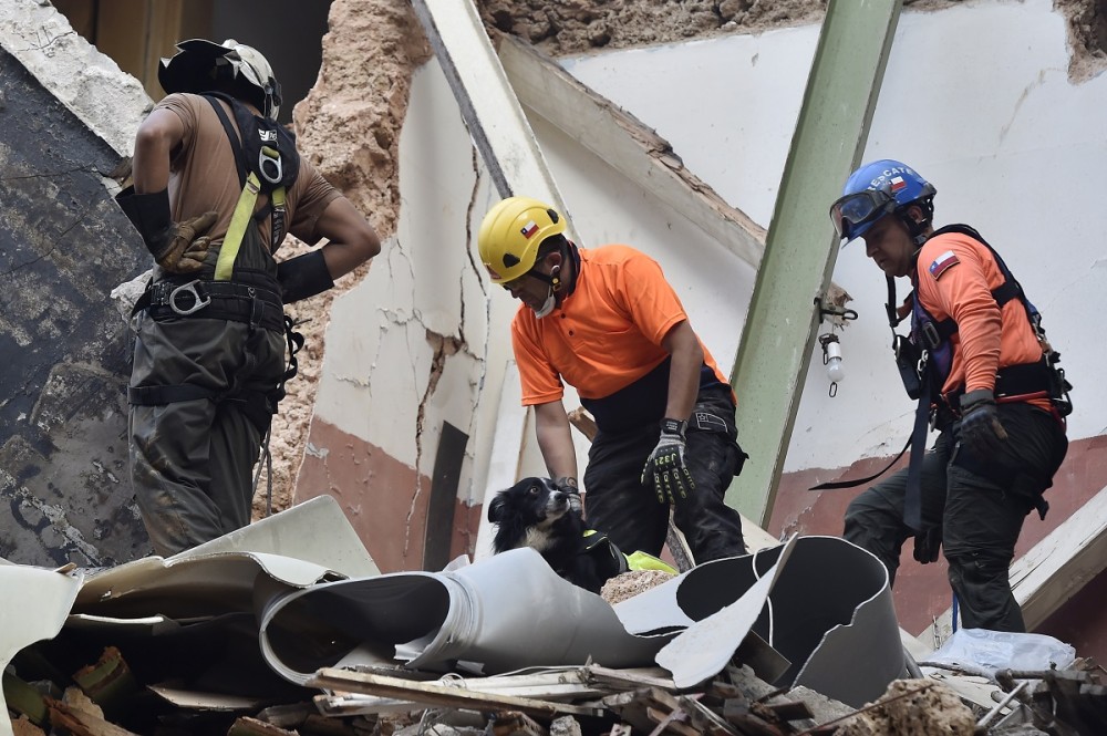 Απίστευτο: Διασώστες εντόπισαν ίχνη ζωής κάτω από τα ερείπια στη Βηρυτό