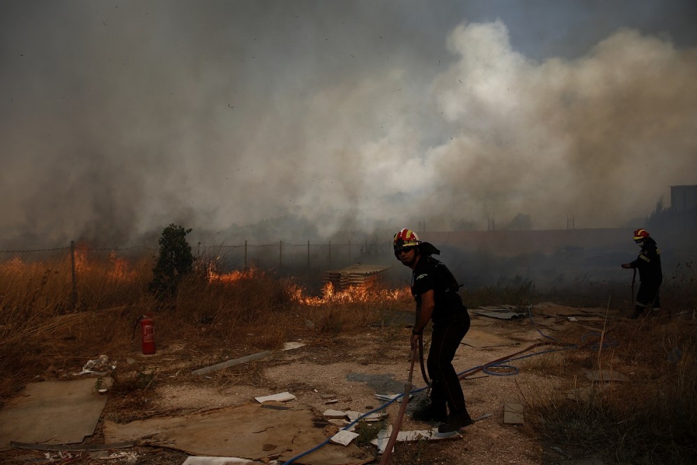 Έως την Κρήτη φτάνει ο καπνός από την πυρκαγιά στην Κερατέα (pic)