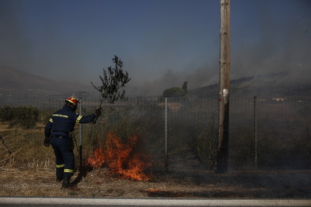 Σε ύφεση η πυρκαγιά στα Καλύβια &#8211; Σε επιφυλακή η Πυροσβεστική