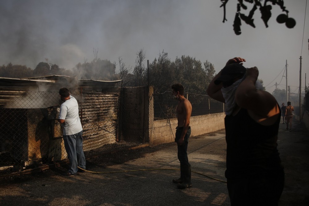 Φωτιά στα Καλύβια: Ειδική μέριμνα για όσους εγκατέλειψαν τα σπίτια τους