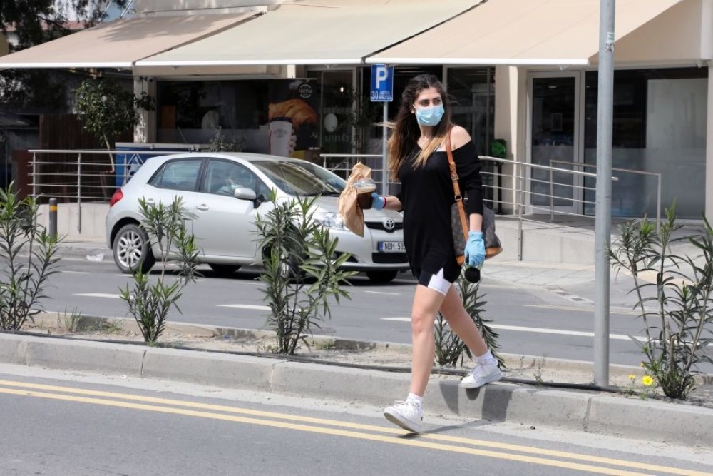 Κορωνοϊός: Ανοιχτό το ενδεχόμενο για μάσκα στο δρόμο