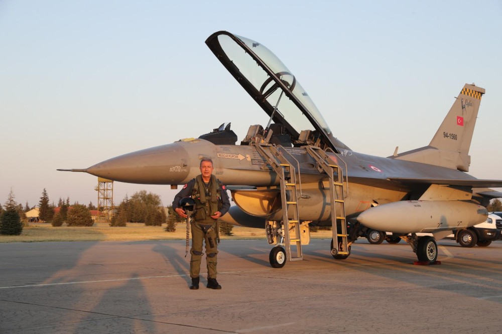Σόου Ακάρ: Πέταξε με F-16 και απειλεί Γαλλία-ΗΠΑ