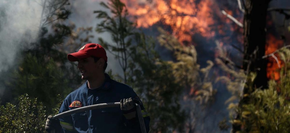 Φωτιά στα Καλύβια: Σε κατάσταση έκτακτης ανάγκης ο Δήμος Σαρωνικού