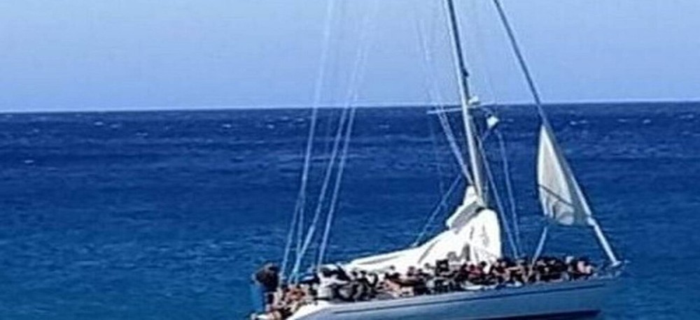 Εντοπίστηκε σκάφος με δεκάδες πρόσφυγες στα Χανιά