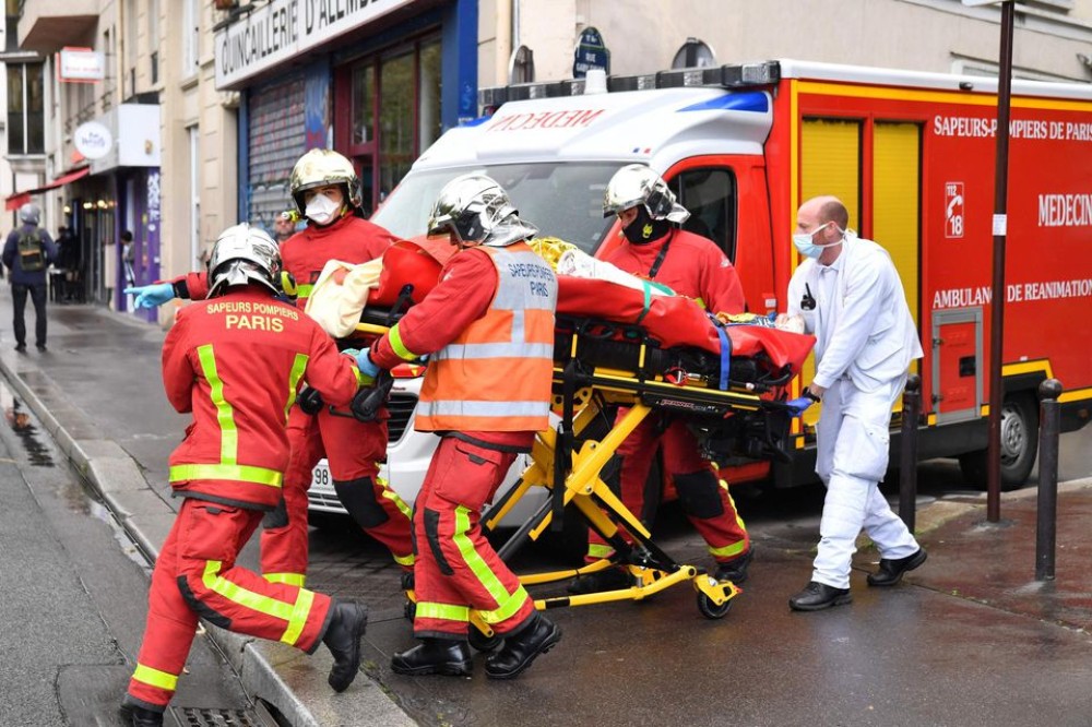Συναγερμός στο Παρίσι: Επίθεση αγνώστων με μαχαίρι κοντά στα παλαιά γραφεία του Charlie Hebdo-4 τραυματίες