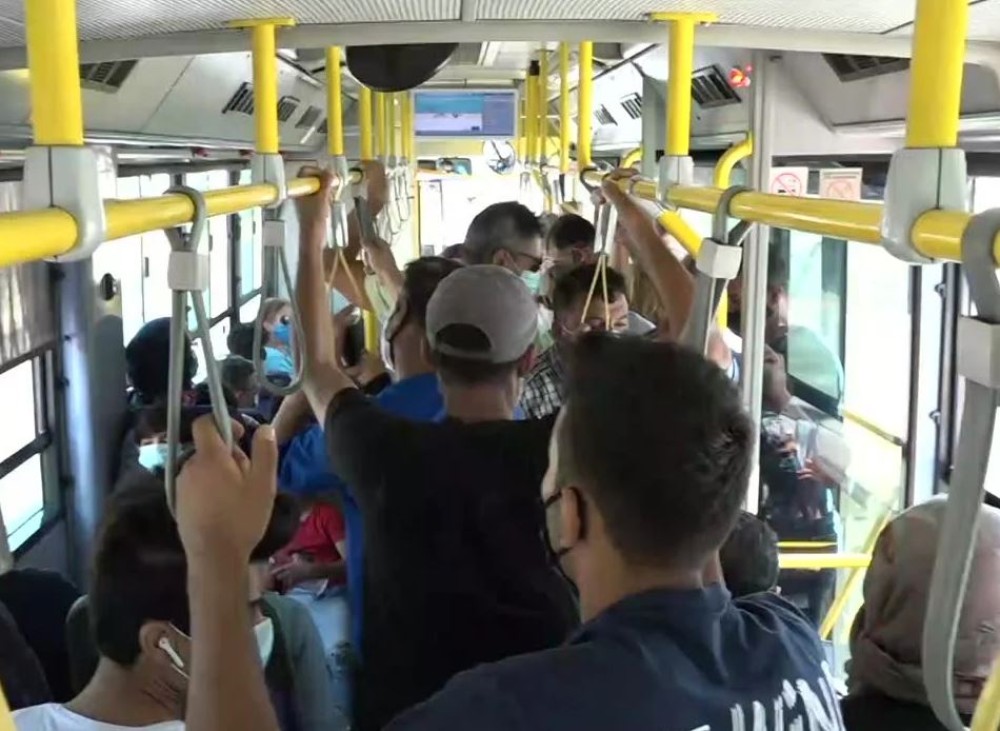 Κορωνοϊός: Αγνοούν τα νέα μέτρα- Χωρίς μάσκα αρκετοί επιβάτες σε στάσεις λεωφορείων
