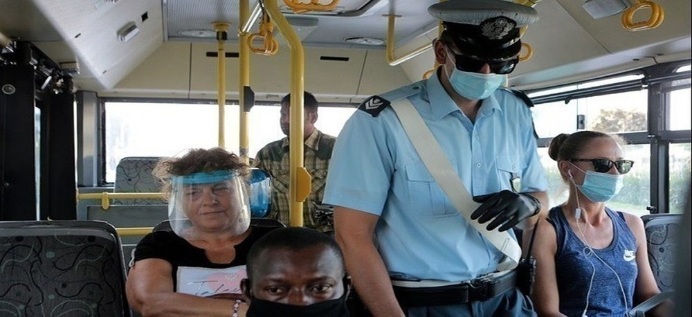 Κορωνοϊός: Δύο συλλήψεις, 22 παραβάσεις καταστημάτων και 264 για μη χρήση μάσκας