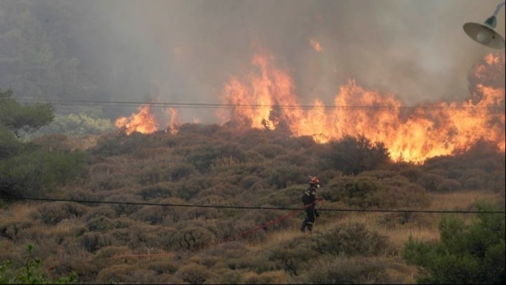 Φωτιά τώρα: Εκκενώνεται οικισμός στα Καλύβια Αττικής- Κάηκε σπίτι