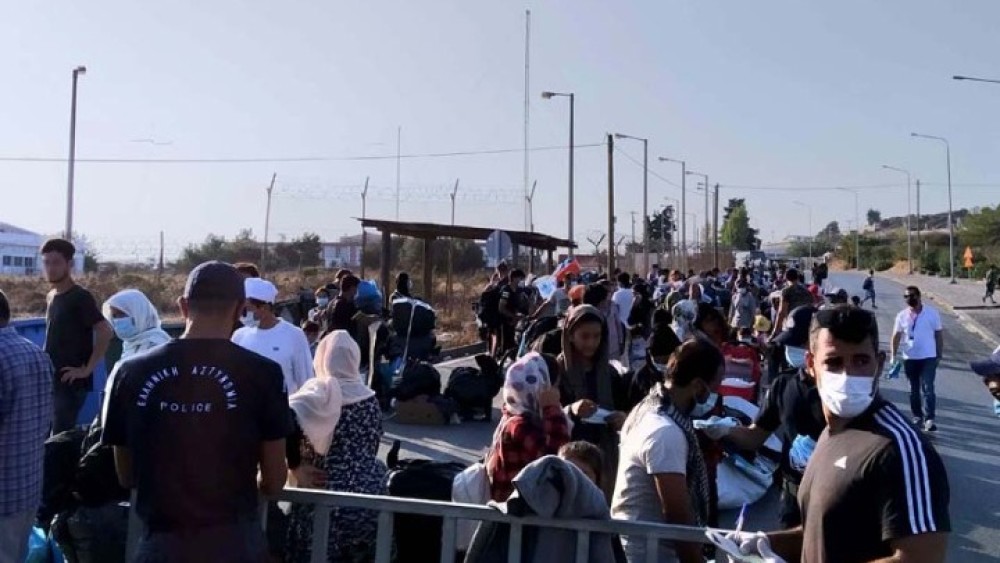 Λέσβος: Συνεχίζεται η επιχείρηση για τη μετακίνηση μεταναστών και προσφύγων στο Καρά Τεπέ