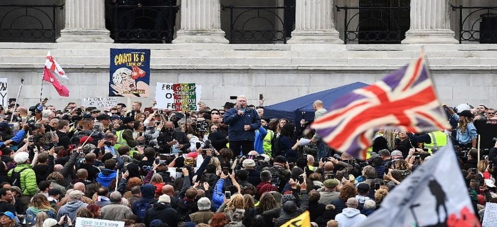 Συγκρούσεις αστυνομικών με διαδηλωτές στο Λονδίνο για τα νέα περιοριστικά μέτρα