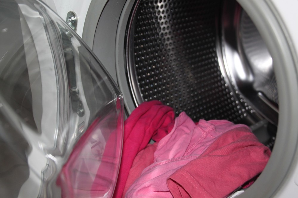 Πηγή ρύπανσης το πλύσιμο συνθετικών ρούχων στο πλυντήριο