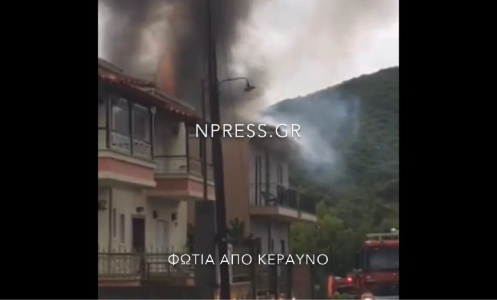 Ναύπακτος: Φωτιά σε σπίτι που «χτύπησε» κεραυνός (vids)