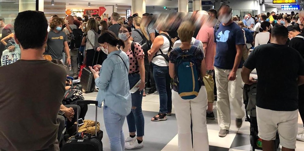 Κρήτη: Απίστευτες εικόνες συνωστισμού στο αεροδρόμιο Ηρακλείου