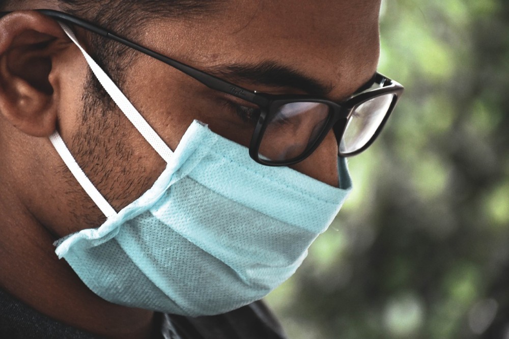Έρευνα: Απίθανο η χρήση μάσκας να προκαλέσει προβλήματα ακόμη και σε ανθρώπους με πνευμονοπάθεια