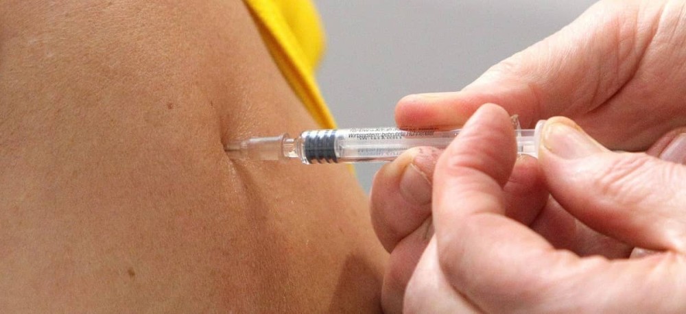 Εμβόλια γρίπης και πνευμονιόκοκκου: Ποιοι πρέπει να τα κάνουν;