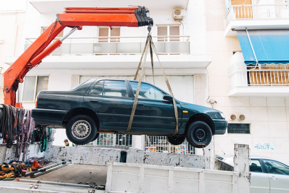 Πάνω από 2.300 εγκαταλελειμμένα οχήματα απομακρύνθηκαν από τον Δήμο Αθηναίων τον τελευταίο χρόνο