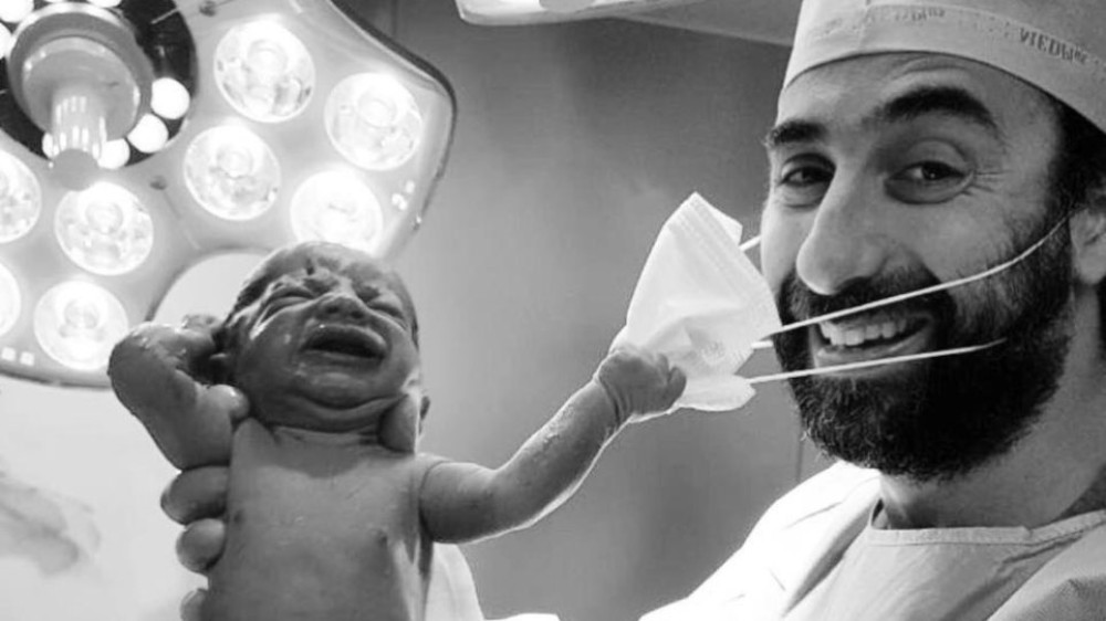 Νεογέννητο τραβά τη μάσκα του γιατρού και γίνεται viral&#33;