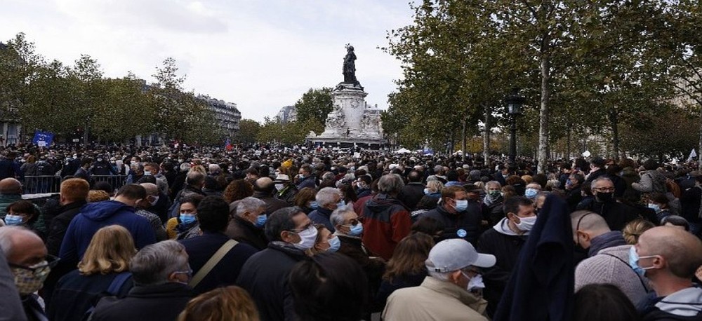 Γέμισαν οι δρόμοι του Παρισιού χιλιάδες πολίτες για να αποτίσουν φόρο τιμής στην μνήμη του Σαμιέλ Πατί