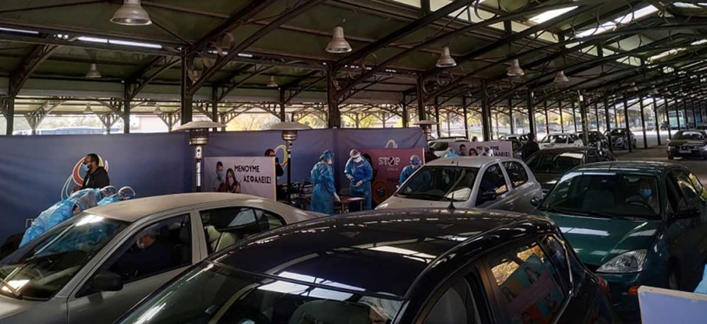 Λάρισα: Ουρές αυτοκινήτων στη σκεπαστή της Νεάπολης για rapid test