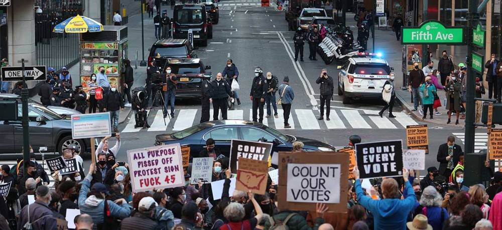 Εκλογές ΗΠΑ: Διαδηλώσεις και συλλήψεις σε Πόρτλαντ και Ν.Υόρκη τη νύχτα