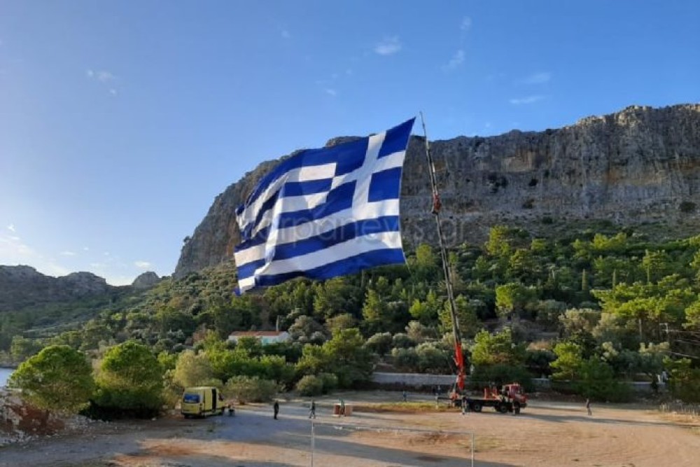Καστελόριζο: Κρητικός ύψωσε την μεγαλύτερη ελληνική σημαία