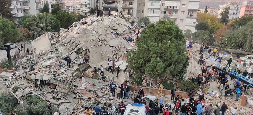 Σεισμός: Αγωνία για τους αγνοούμενους στη Σμύρνη &#8211; Σείεται η γη από τους μετασεισμούς