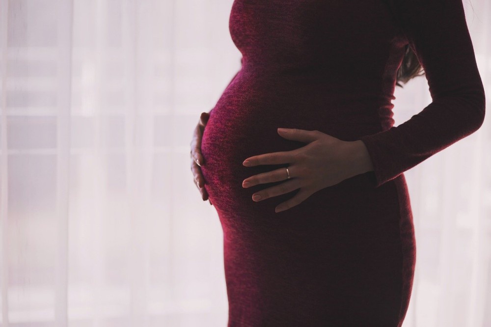 Οι έγκυες με κορωνοϊό κινδυνεύουν περισσότερο να γεννήσουν πρόωρα