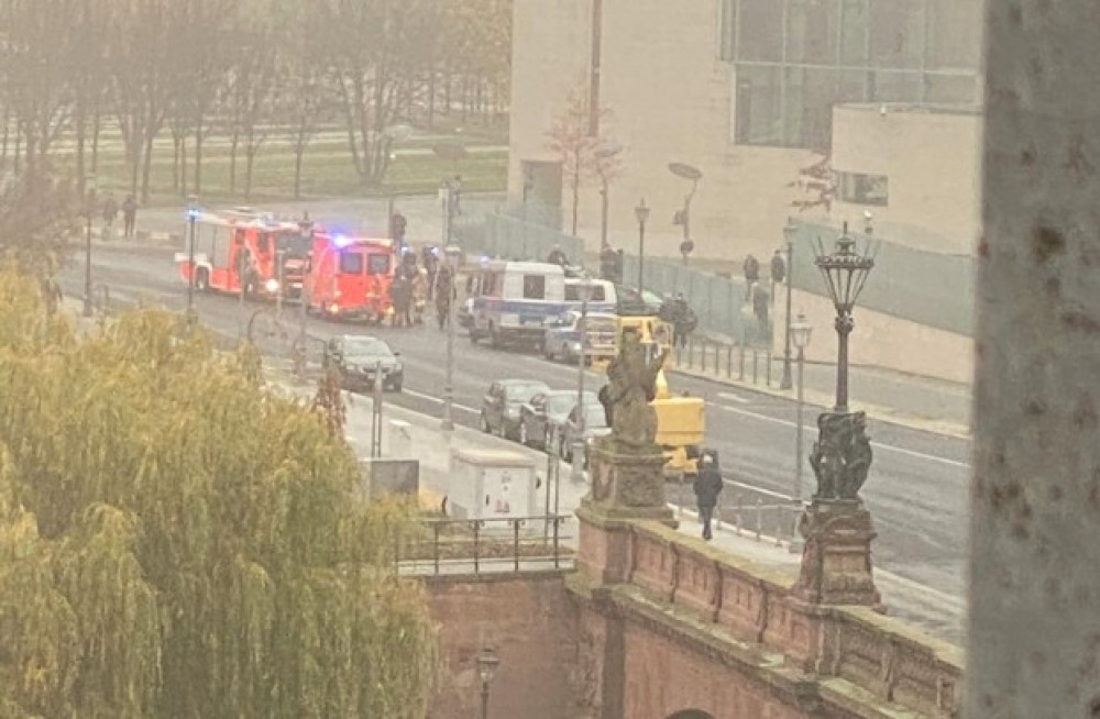 Γερμανία: Αυτοκίνητο έπεσε στην πύλη της Καγκελαρίας στο Βερολίνο