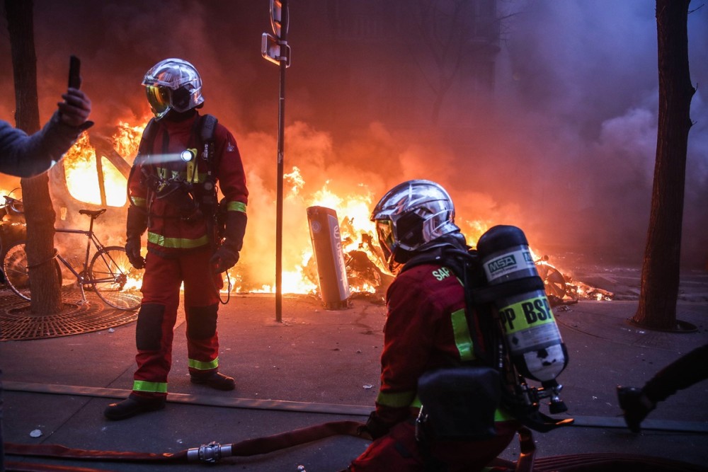 Γαλλία: Ο υπ. Εσωτερικών καταγγέλλει τους χούλιγκαν που &#8220;καταστρέφουν τη Δημοκρατία&#8221;