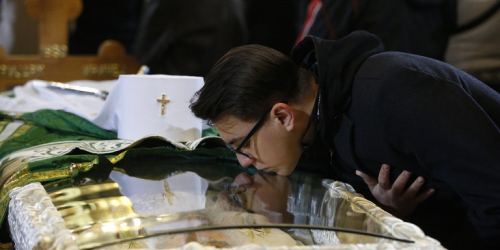 Εικόνες-σοκ από το συγχρωτισμό στο λαϊκό προσκύνημα του Πατριάρχη Ειρηναίου στη Σερβία