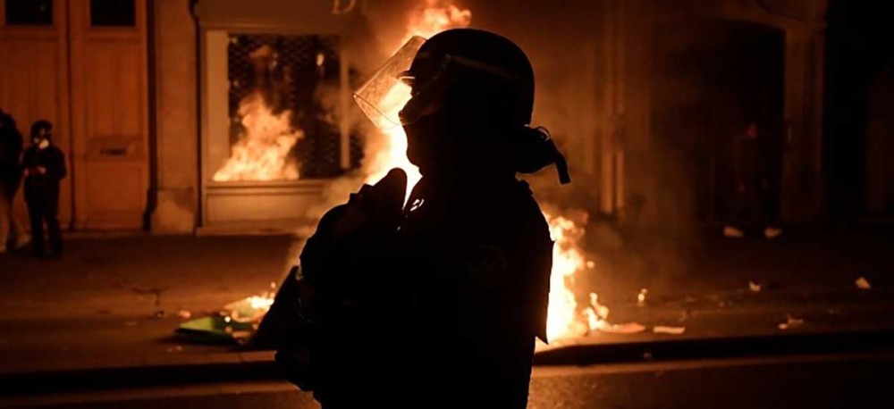 Γαλλία: Έντονες αντιδράσεις από τη βίαιη σύλληψη ενός μαύρου