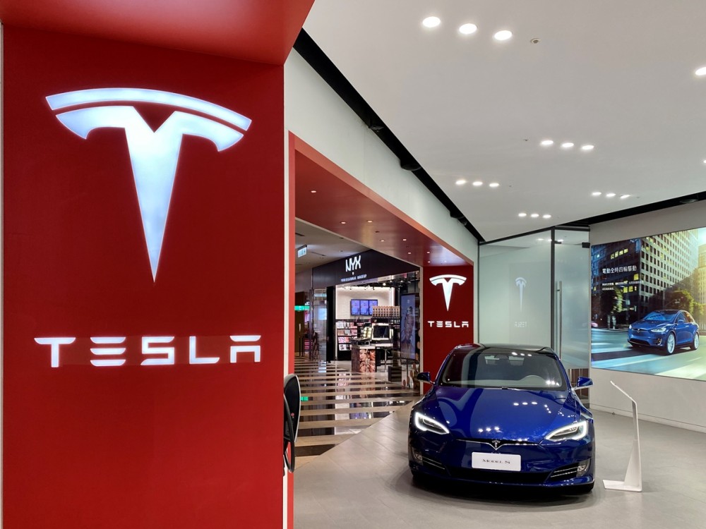 Tesla: Τον Ιανουάριο στην Ελλάδα το πρώτο Service Center στα Βαλκάνια