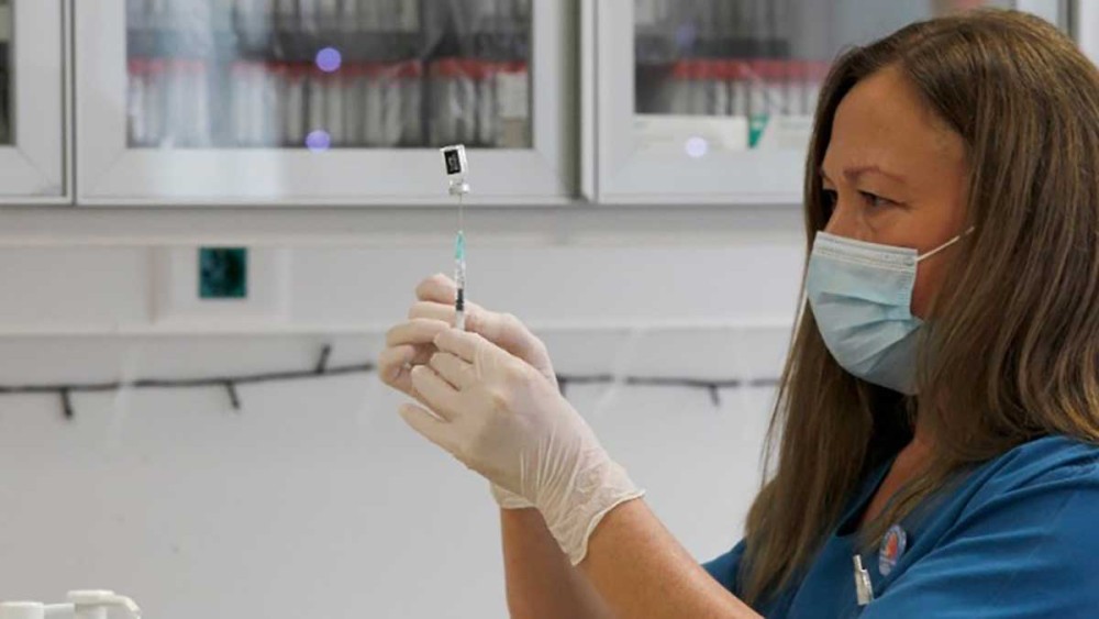 Ξεκινούν οι εμβολιασμοί στο ΑΧΕΠΑ και άλλα τρία περιφερειακά νοσοκομεία