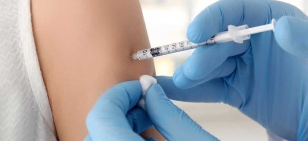 Κορωνοϊός: Ελαφριά αλλεργική αντίδραση σε έναν εμβολιασθέντα