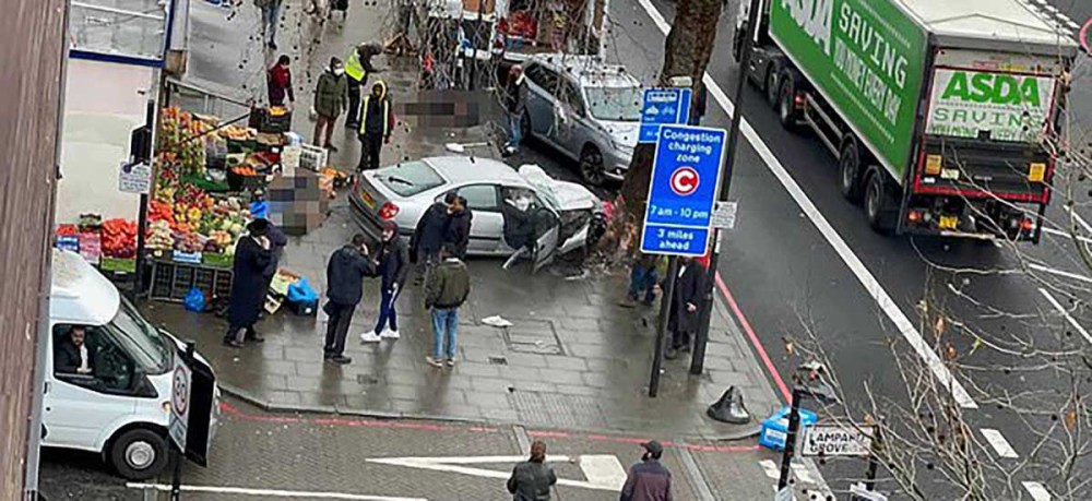 Αυτοκίνητο έπεσε πάνω σε πεζούς στο Λονδίνο
