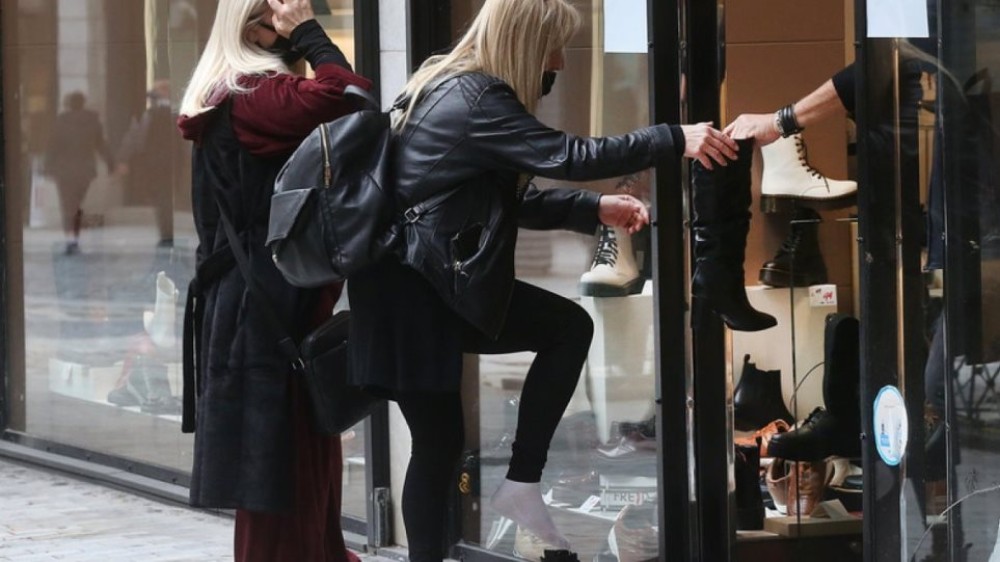 Νέα προειδοποίηση Γεωργιάδη για το click away-Γυναίκα δοκιμάζει παπούτσια στο δρόμο