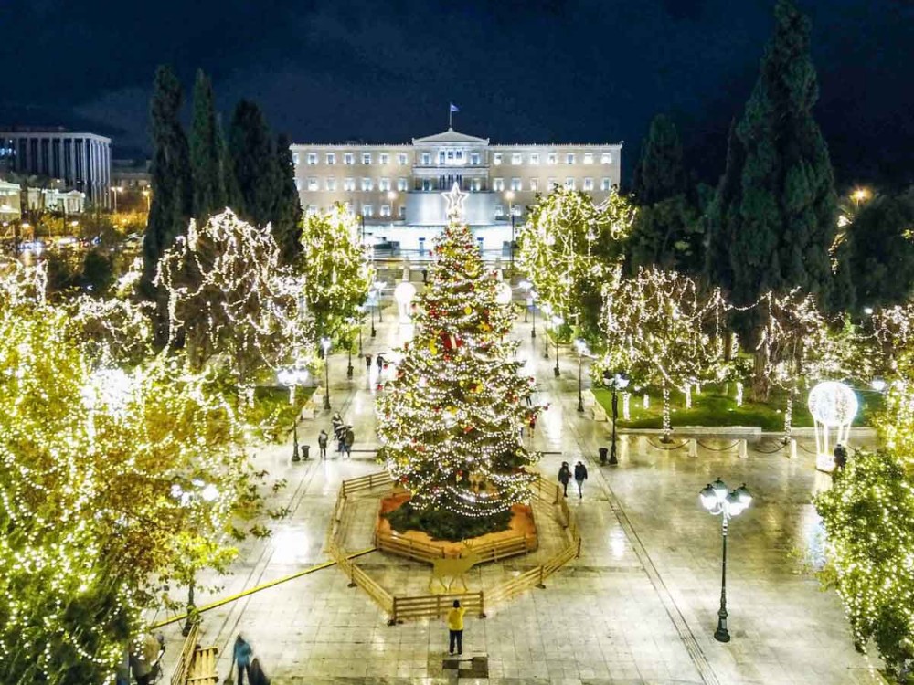 Ο Δήμος Αθηναίων ανάβει το Χριστουγεννιάτικο δέντρο, αλλιώς&#8230;(Φώτο + ταινία)