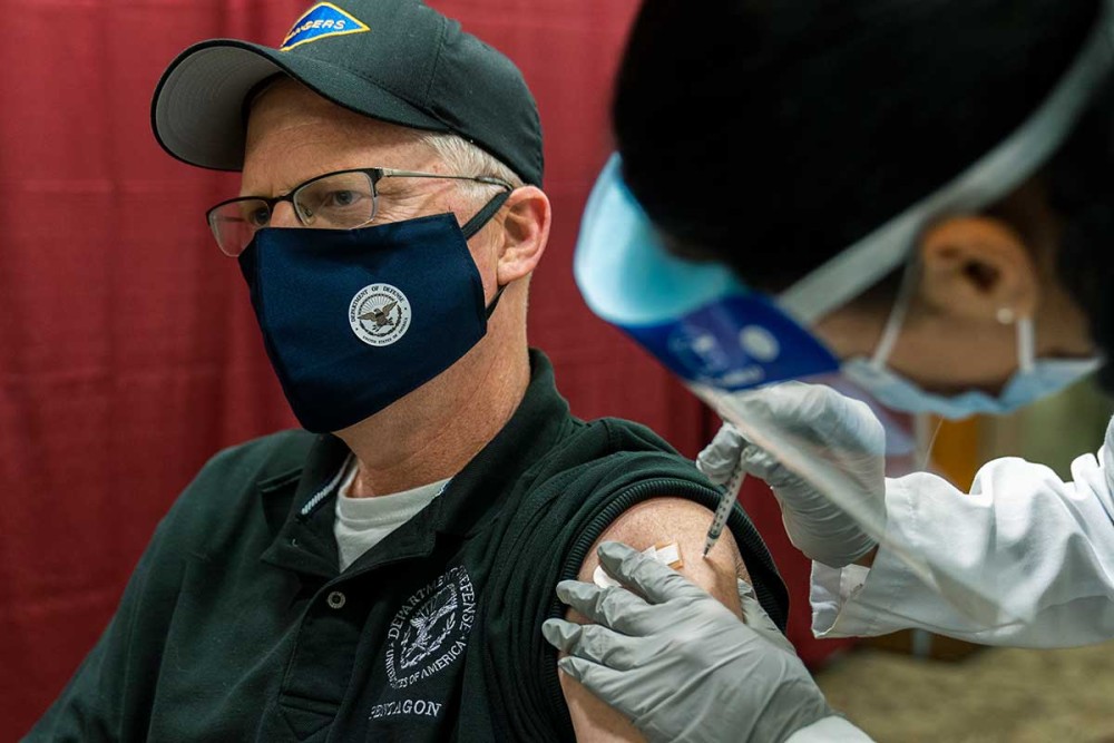 Kορωνοϊός-ΗΠΑ: Ο υπουργός Άμυνας Κρις Μίλερ εμβολιάστηκε μπροστά στην κάμερα