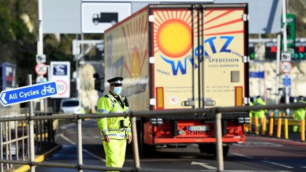 Βρετανία: Κινητοποίηση του στρατού στο Ντόβερ για να διευκολύνει τα αποκλεισμένα φορτηγά