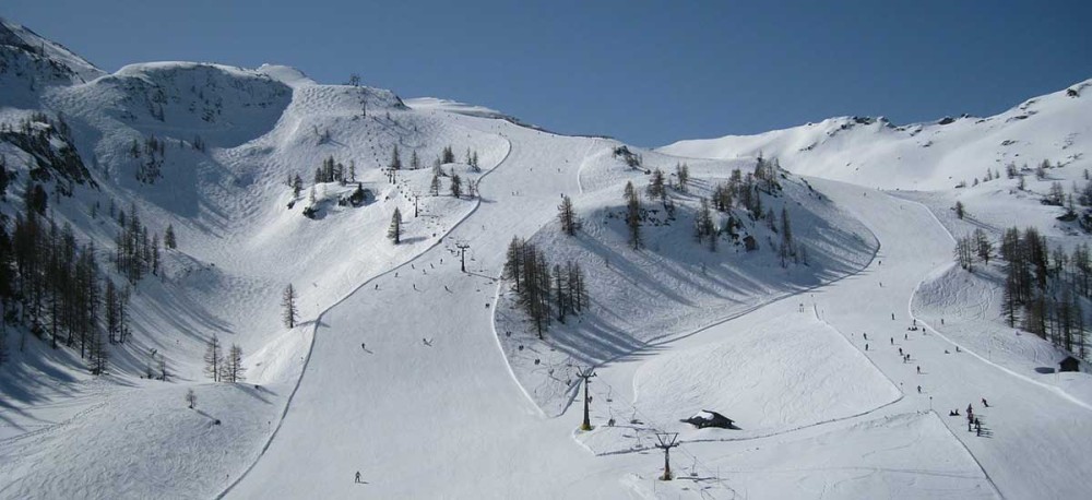 Η Αυστρία ανοίγει τα χιονοδρομικά κέντρα, παρά το τρίτο λοκντάουν
