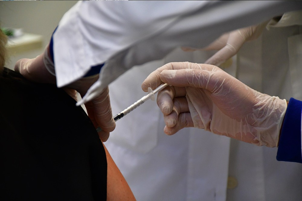 Ταυτόχρονοι εμβολιασμοί στα νησιά κάτω των 1000 κατοίκων